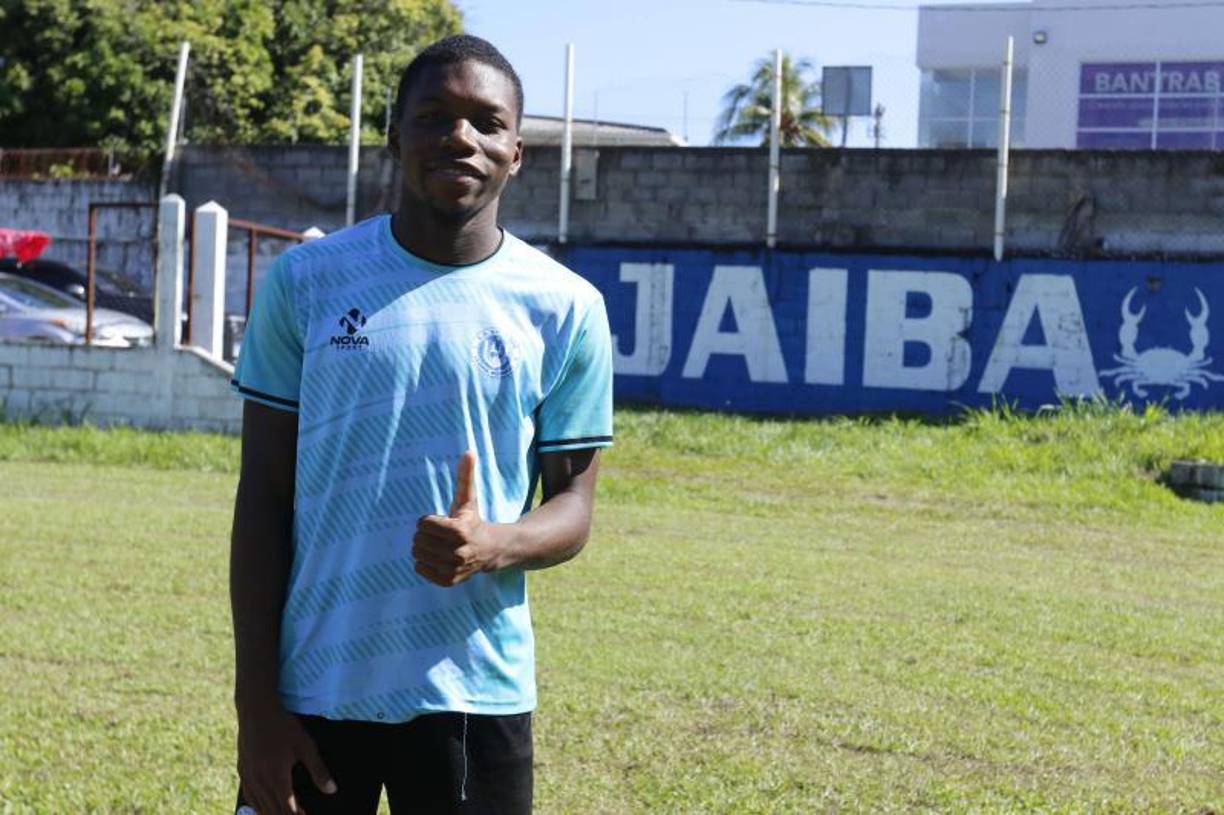 Milton Josué Núñez es el hijo menor de ‘Tyson‘, el que fuera delantero de la Selección de Honduras. El Olimpia se ha interesado en fichar al joven que milita como lateral en las filas del Victoria.