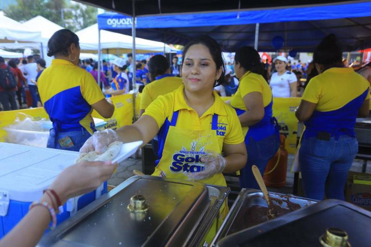 Los patrocinadores de la competencia se hicieron presente y obsequiaron comida.
