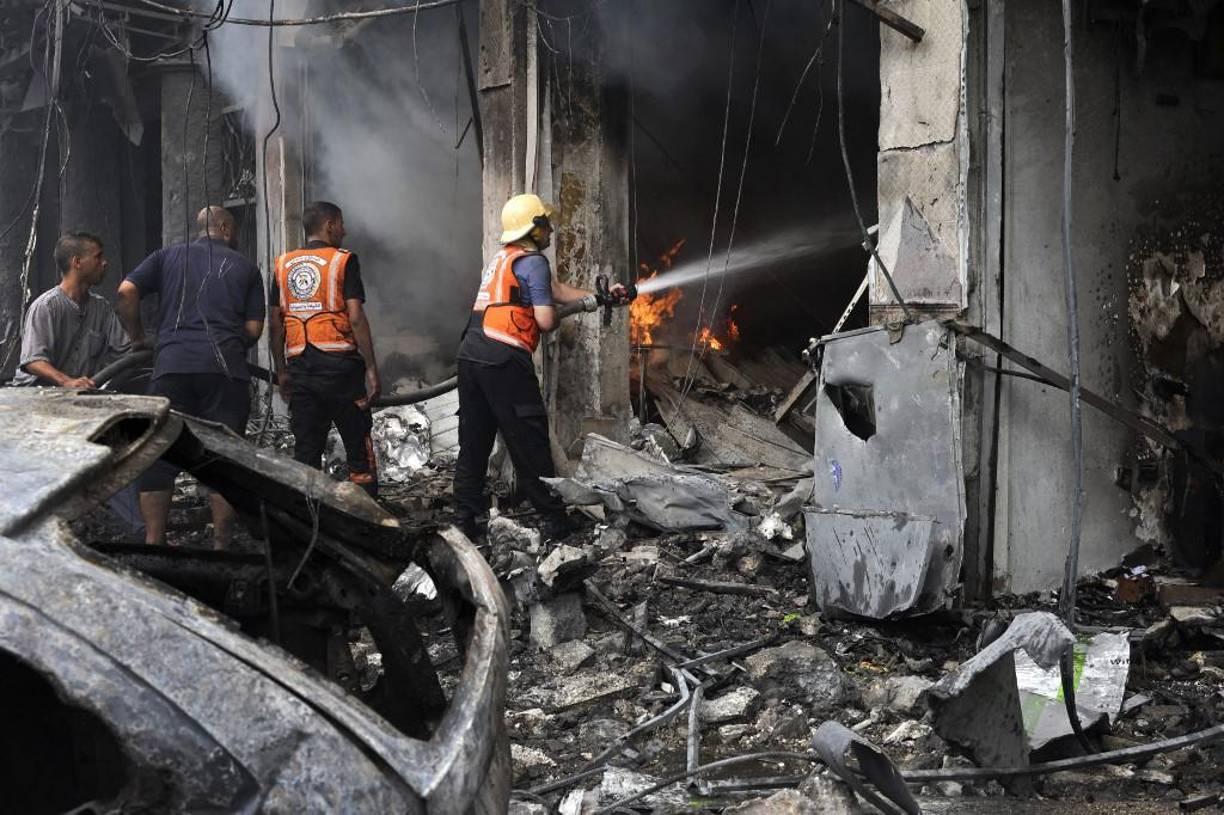 Sentada en una silla oxidada afuera de la sala de emergencias del hospital Al Shifa, en la ciudad de Gaza, una mujer con expresión atemorizada y exhausta acuna a su bebé de nueve meses mientras sus dos niños pequeños se abrazan a ella.