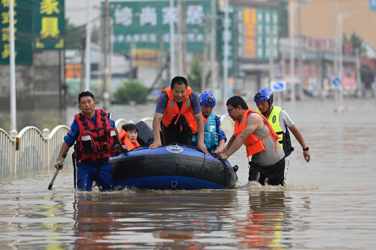 Fotos aéreas espectaculares de la ciudad, tomadas el miércoles por la AFP, muestran calles comerciales transformadas en ríos de agua marrón. 
