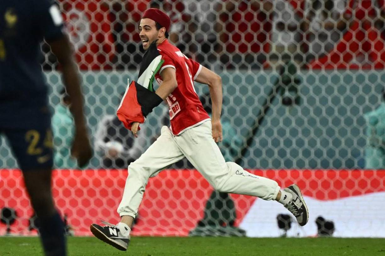 El invasor se paseó por varios minutos en el campo y el árbitro tuvo que detener el juego.