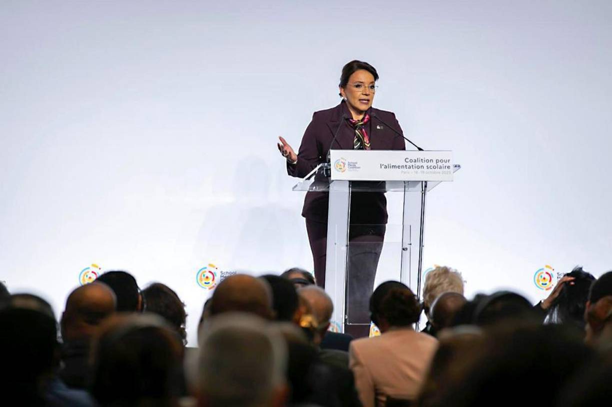 La mandataria hondureña dio un extenso discurso en el que destacó los logros de su gobierno en materia de alimentación escolar. 