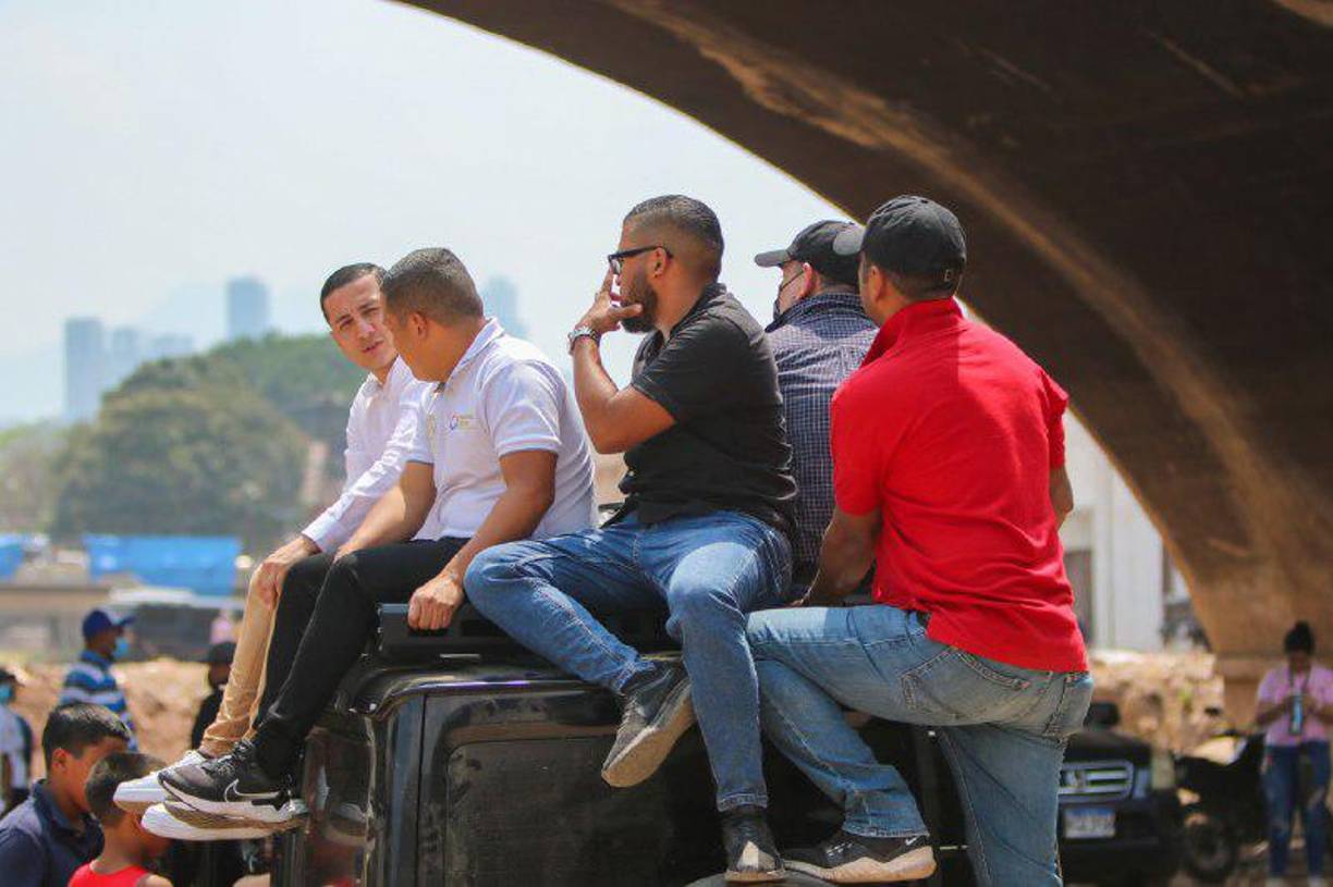 Fiscales protestan frente a cadáver en río de Tegucigalpa