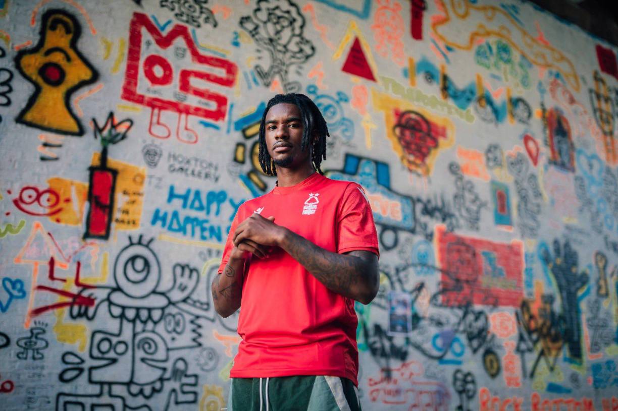 El histórico Nottingham Forest, de vuelta a la Premier League, ha anunciado un nuevo refuerzo: el lateral izquierdo inglés Omar Richards, procedente del Bayern Múnich. El futbolista firmó hasta el 2026.