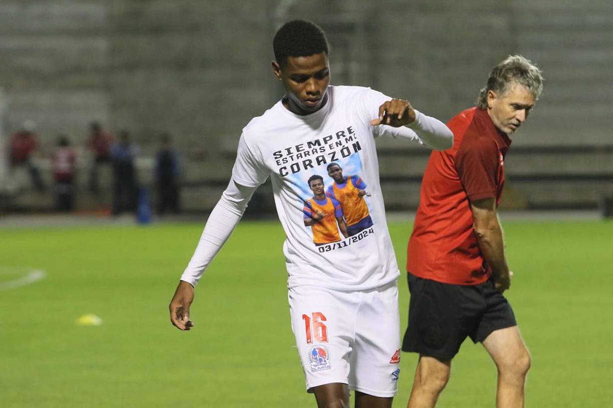 Julián Martínez entrenó con esta camiseta dedicada a Demetri Gordon, fallecido tras un accidente de tránsito.