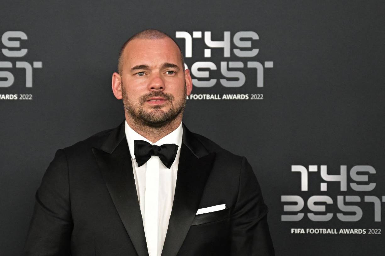 El exfutbolista holandés,Wesley Sneijder,posa a su llegada para asistir a la ceremonia de los Best FIFA Football Awards 2022 en París.