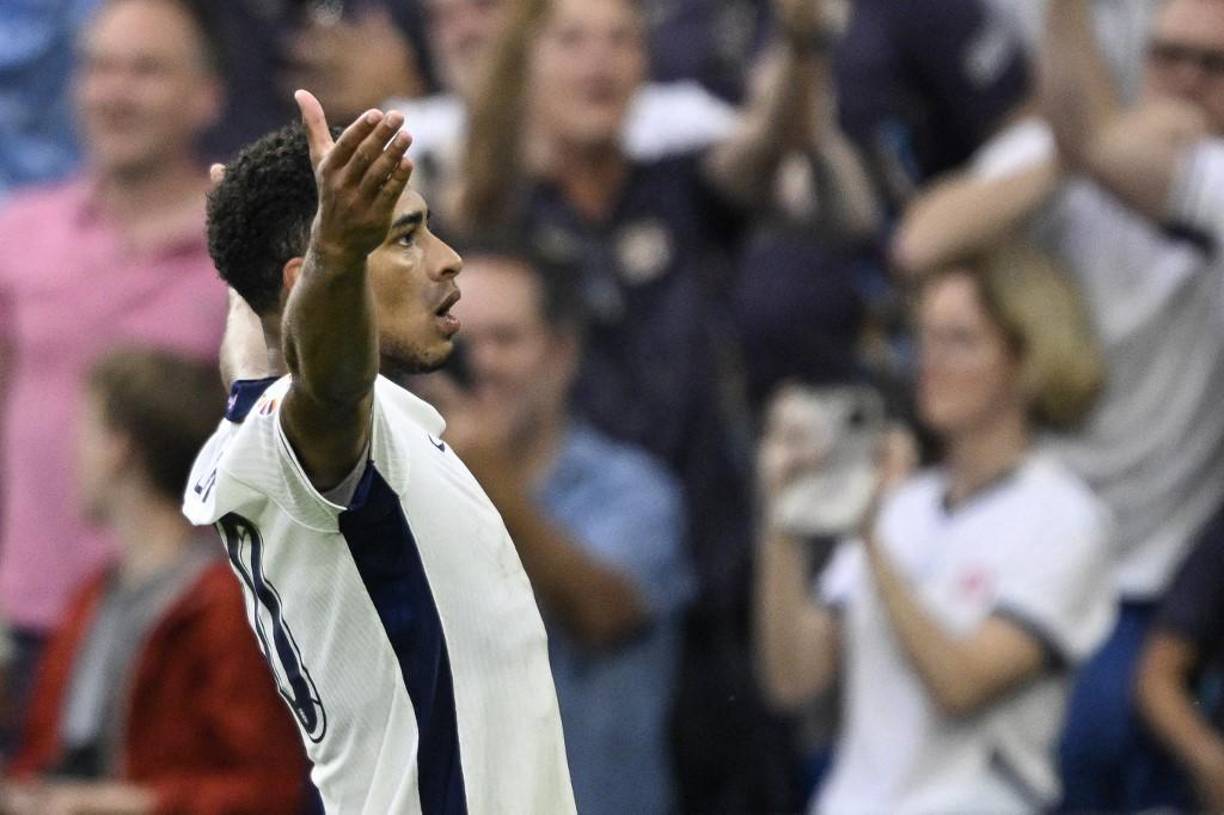 Bellingham marcó un gol agónico de chilena que le permitió a Inglaterra encaminar una victoria crucial ante Eslovaquia en la Eurocopa 2024. El tanto llegó en el quinto minuto de descuento y dicha conquista le permitió a su equipo forzar la serie de octavos al alargue, donde finalmente los ingleses se terminaron imponiendo por 2 a 1 por el gol de Harry Kane.