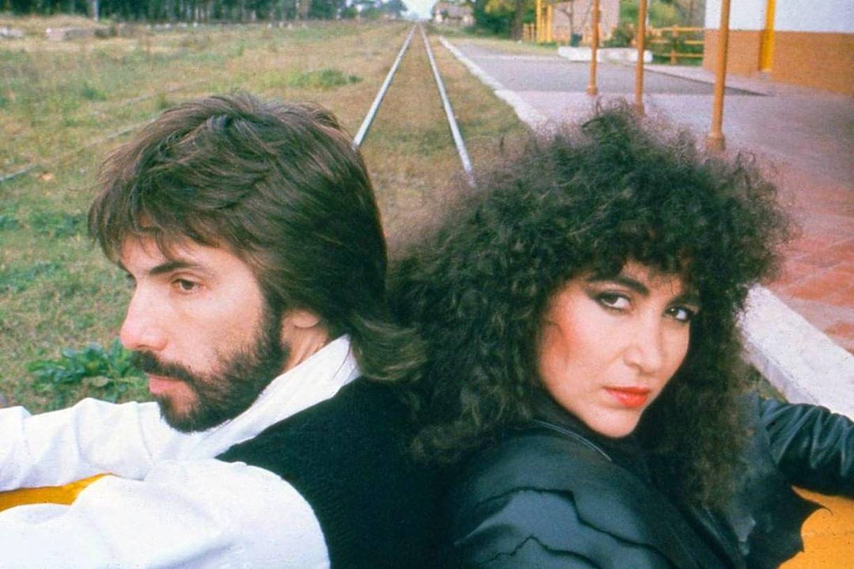 Fue en las calles de su natal Argentina donde surgió el amor, mientras él conducía un coche y la vio a lo lejos, aunque intentó coquetearle ella no le hizo caso, pero él decidió insistir.