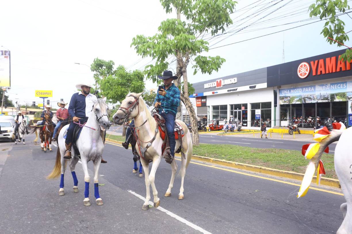 Caballistas de Olancho, Yoro, Santa Bárbara, Choloma, Yoro, San Pedro Sula y otras partes del país, regalaron un espectáculo de equitación por todo lo alto en una jornada donde el clima favoreció para que el evento se desarrollara sin problemas.