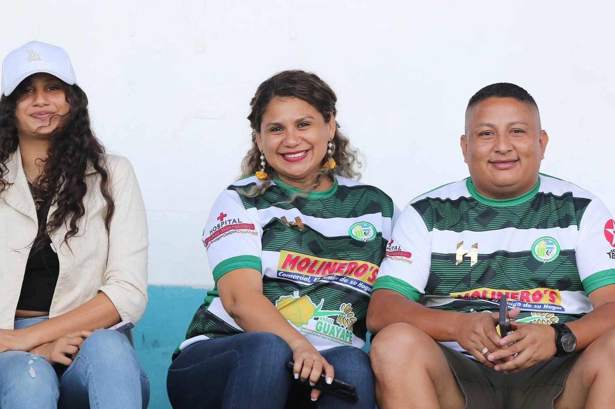 ¡Bellas sonrisas! Así las aficionadas y el hincha del Juticalpa FC a nuestras cámaras.