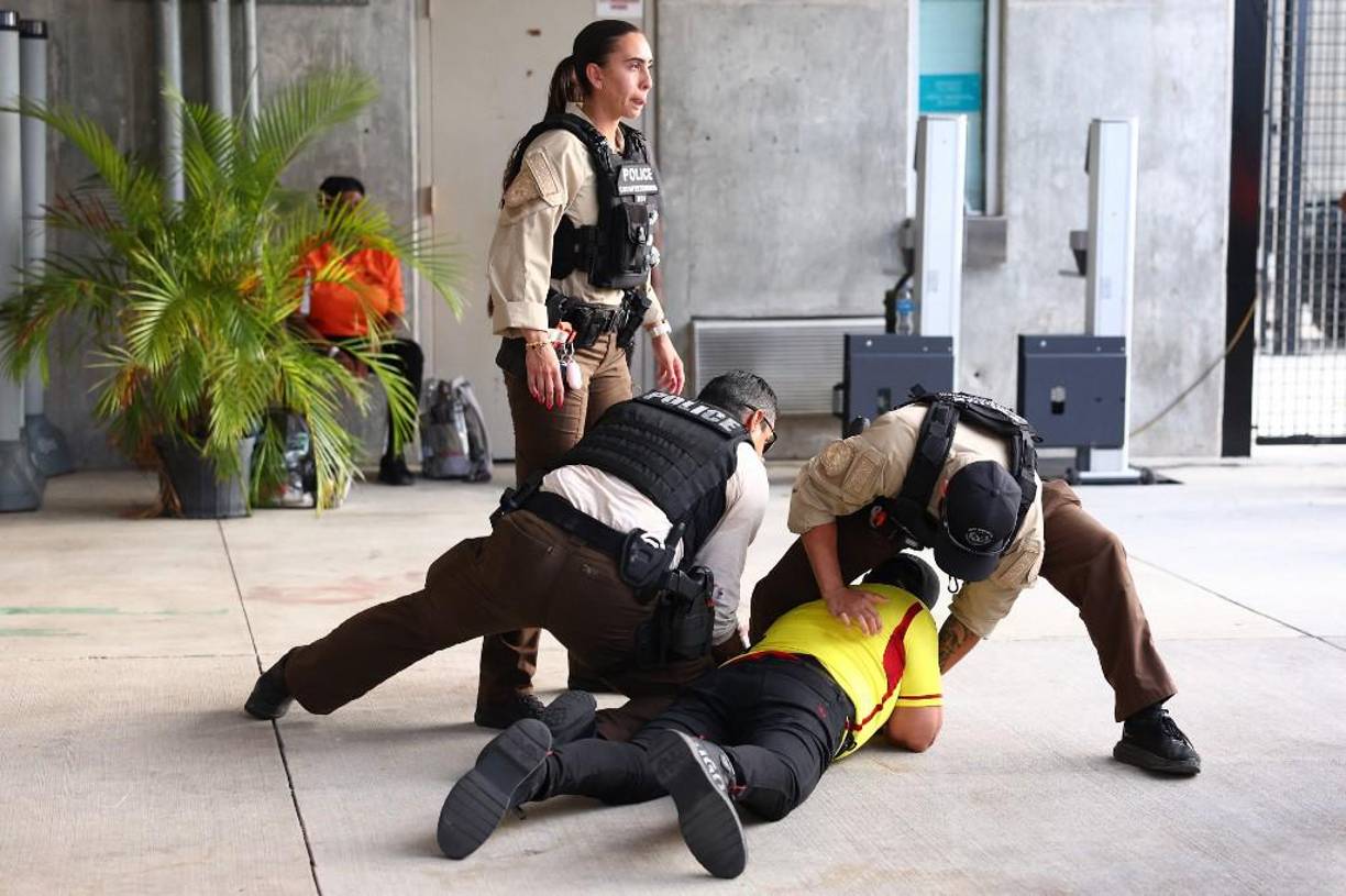 La Policía se vio en la obligación de usar la fuerza. 