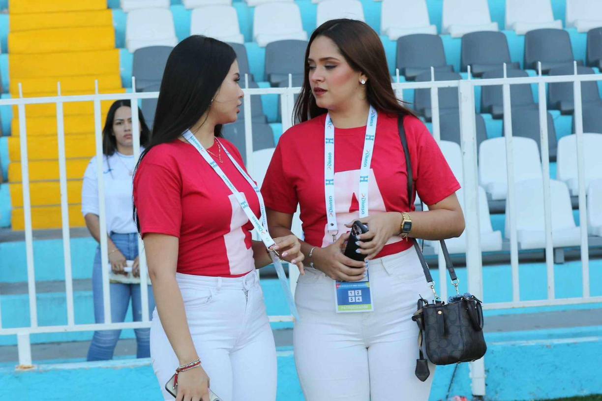 Honduras-Cuba: Bellas chicas en el Nacional, famosa presente y ambiente
