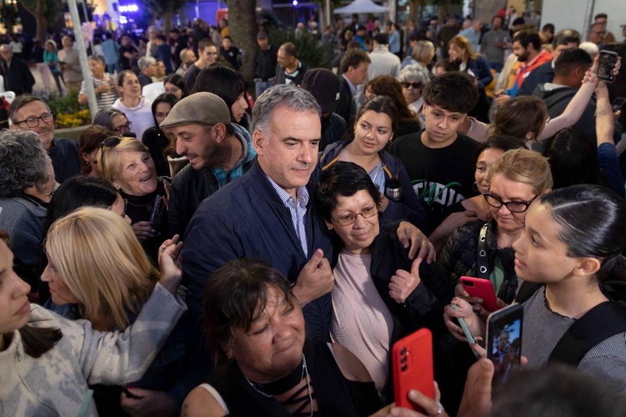 Allí su padre se dedicaba a vender uva a las bodegas, pero todo cambió a sus cinco años, cuando al ‘viejo’ le diagnosticaron una hernia de disco y la familia se debió mudar a la ciudad, donde pusieron un almacén.
