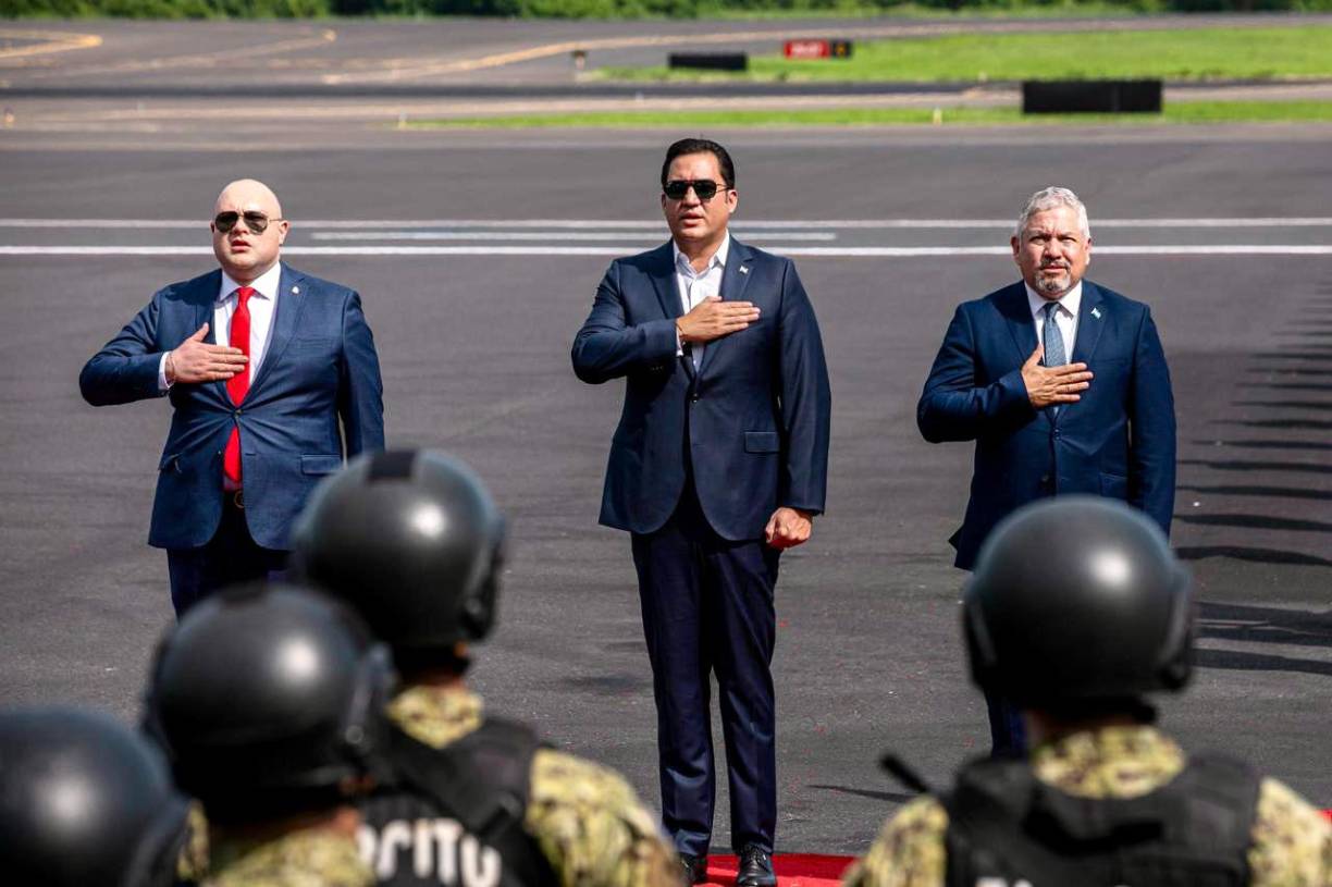 Cabe mencionar que, en este evento oficial protocolario en El Salvador, la mandataria Xiomara Castro es acompañada por el secretario privado Héctor Manuel Zelaya; el canciller Eduardo Enrique Reina y el embajador de Honduras ante la República de El Salvador Taiff Sandoval.