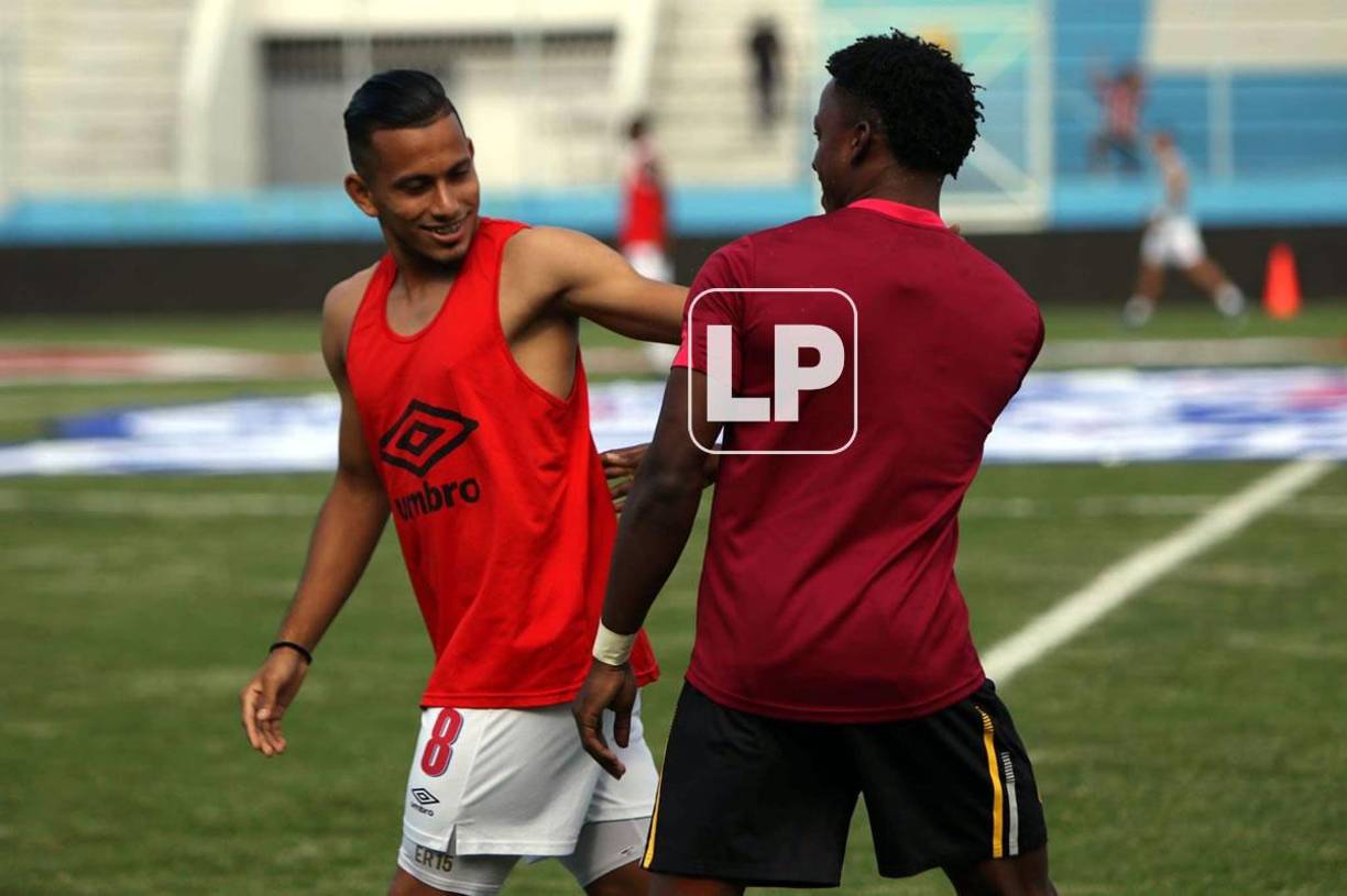 Edwin Rodríguez se saluda con Franklin Flores durante el calentamiento de los equipos.