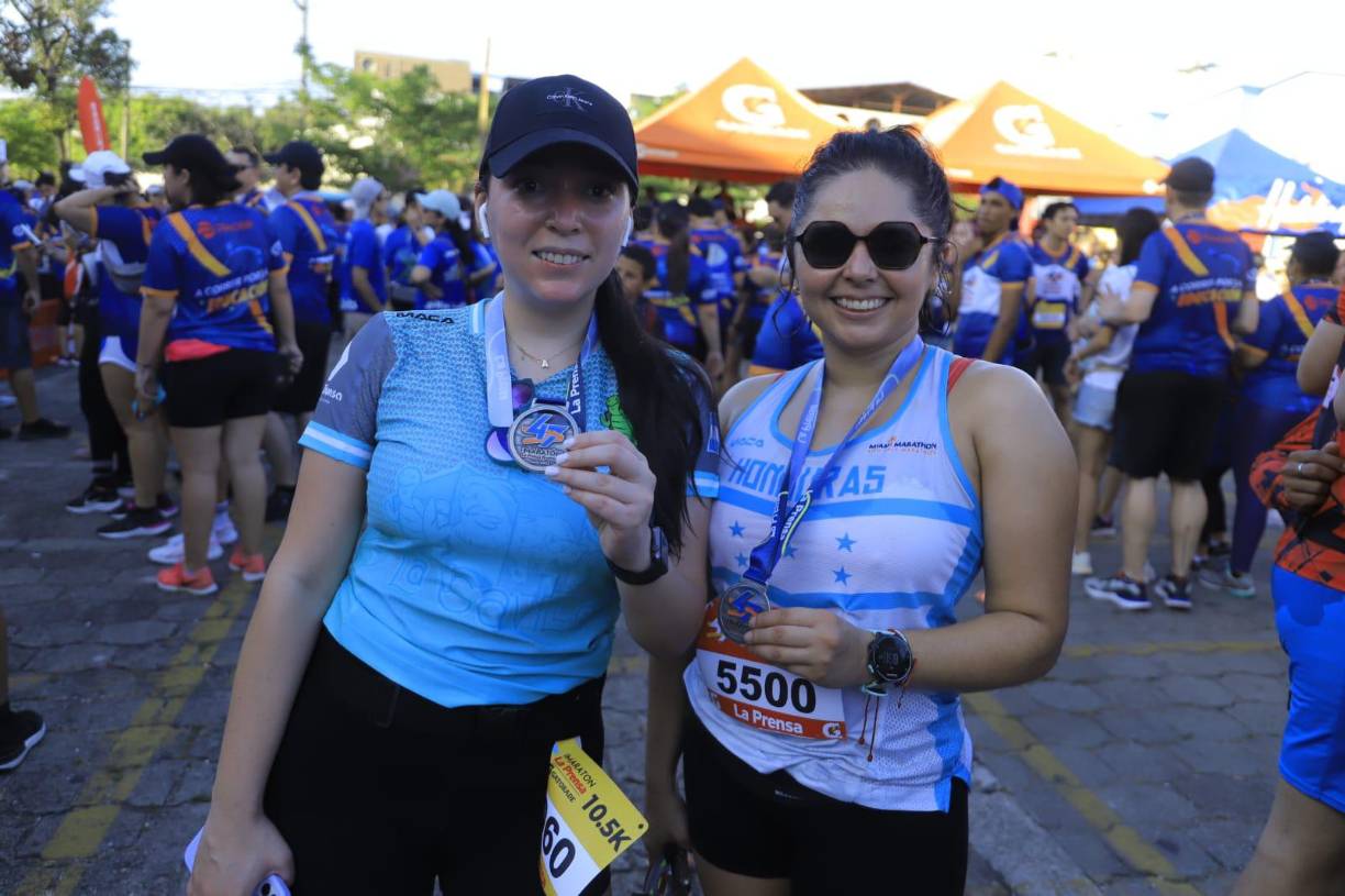 Dos lindas chicas que posaron para el lente de Diario LA PRENSA tras cruzar la meta. 