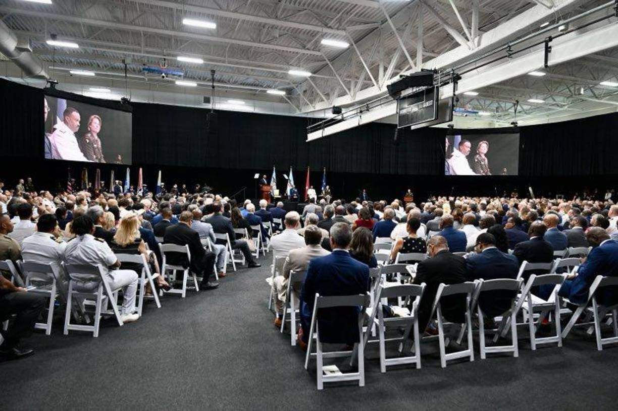 Rixi Moncada se hizo acompañar del jefe del Estado Mayor Conjunto de las Fuerzas Armadas de Honduras, General Roosevelt Hernández Aguilar y el excelentísimo Embajador de Honduras en Estados Unidos, Javier Bu Soto.