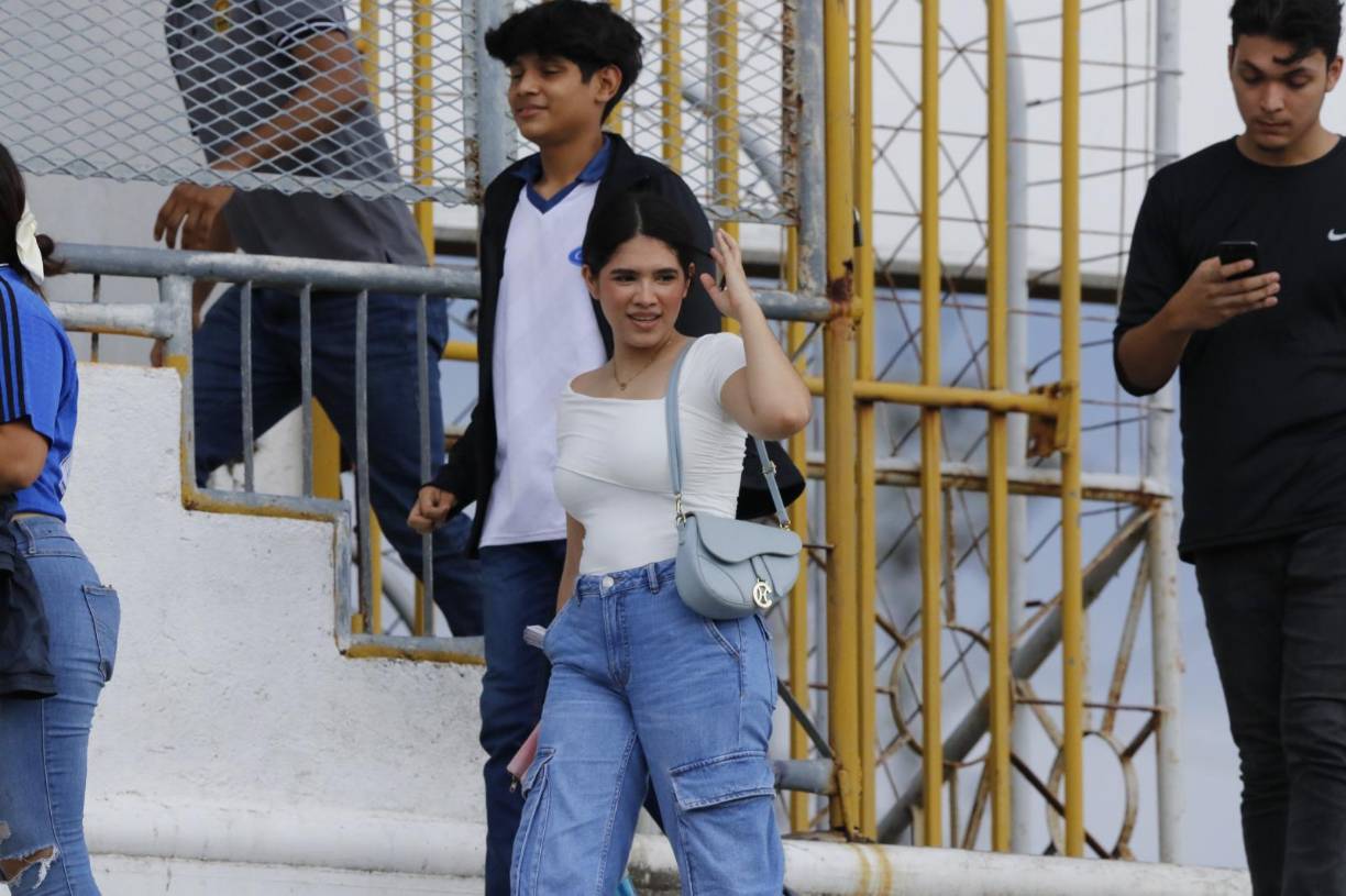 Las bellas chicas se hicieron presentes en el estadio Olímpico para disfrutar del Clásico.