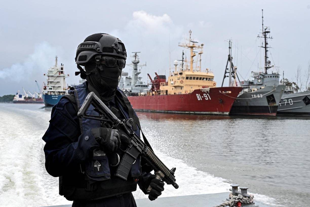 Los narcos actúan en todas partes, dentro de los puertos, en los canales y también mar adentro.