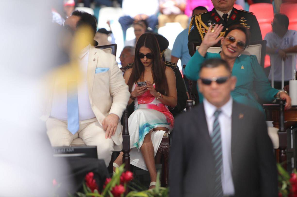 Desde el estrado principal, la mandataria Castro saludó a sus simpatizantes, diseminados por las graderías del estadio. 