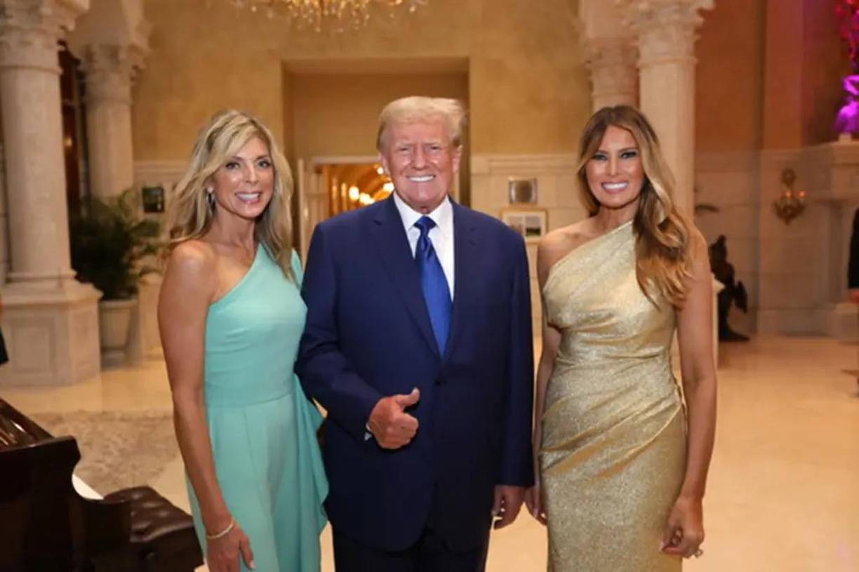Marla y Melania junto a Trump en la recepción de la boda de Tiffany.