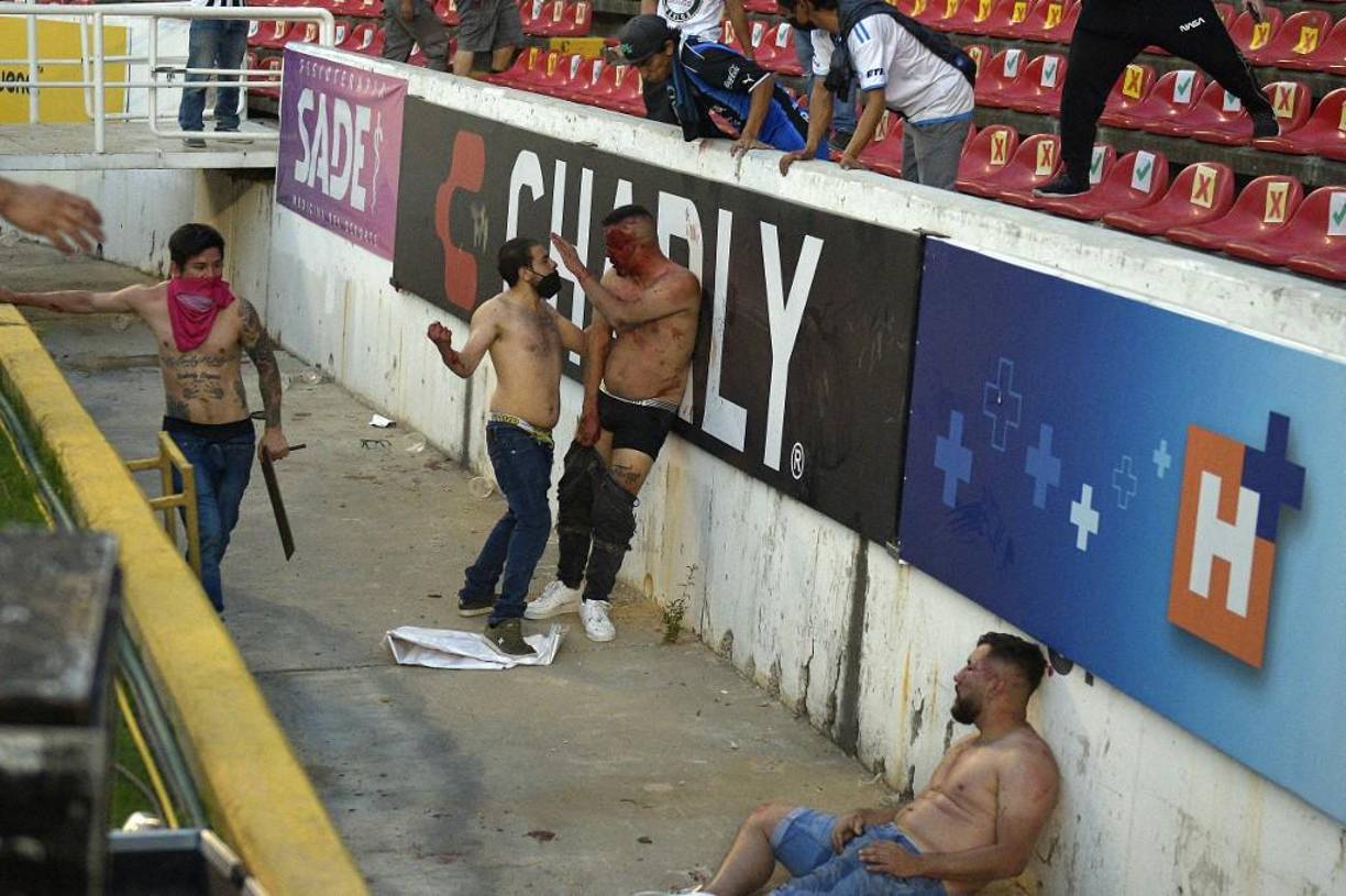 Aficionados del Querétaro y Atlas desataron una batalla campal en pleno juego.
