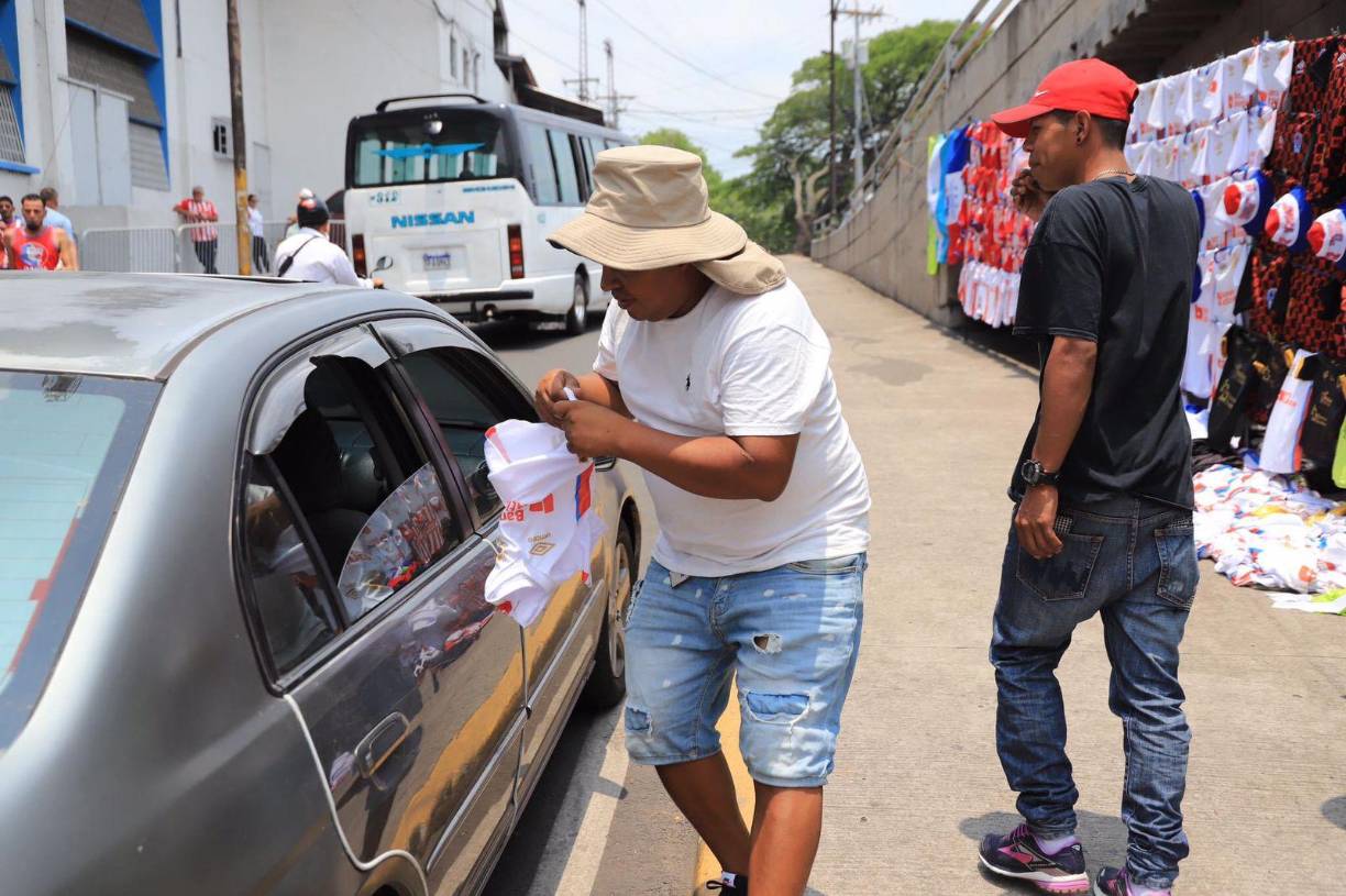 Los vendedores también están aprovechando la euforia del regreso del fútbol al coloso capitalino.