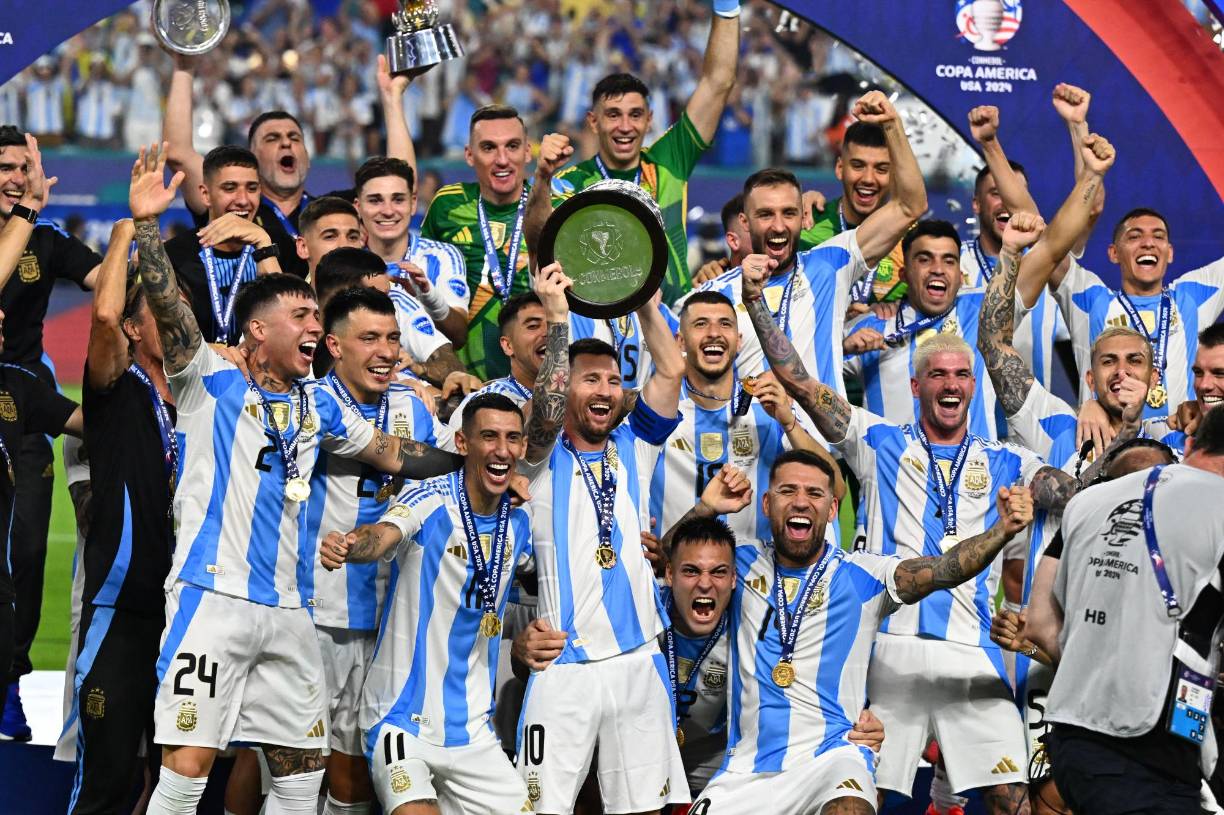1. Argentina sigue dominando el ranking de selecciones con más títulos en el planeta y ya suma 23 títulos: tres Mundiales, 16 Copas América, una Copa Confederaciones, dos Finalissimas (una fue cuando se llamaba Artermio Franchi) y el Panamericano.