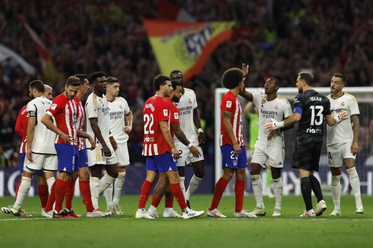 Hubo empujones, pero todo terminó en tarjeta amarilla para Bellingham.