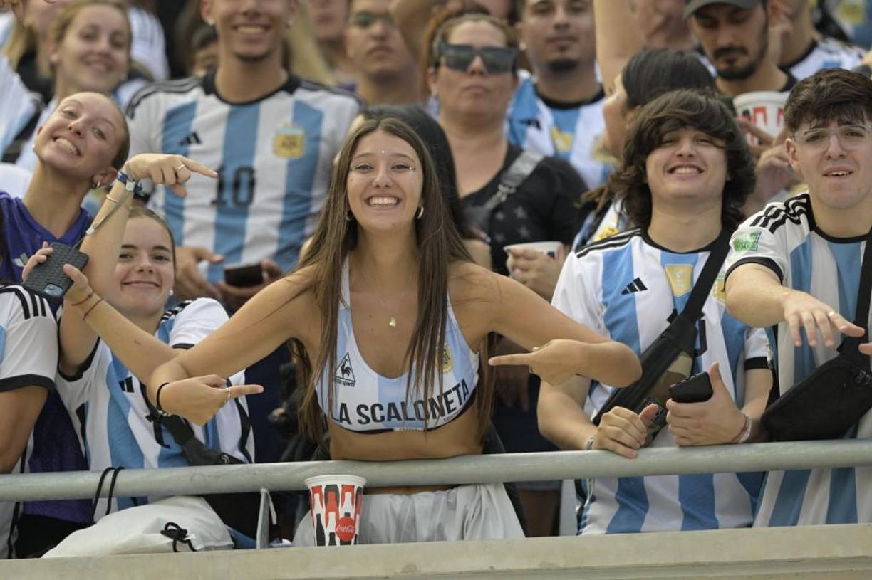 Las chicas se robaron las miradas en las graderías del estadio Monumental.
