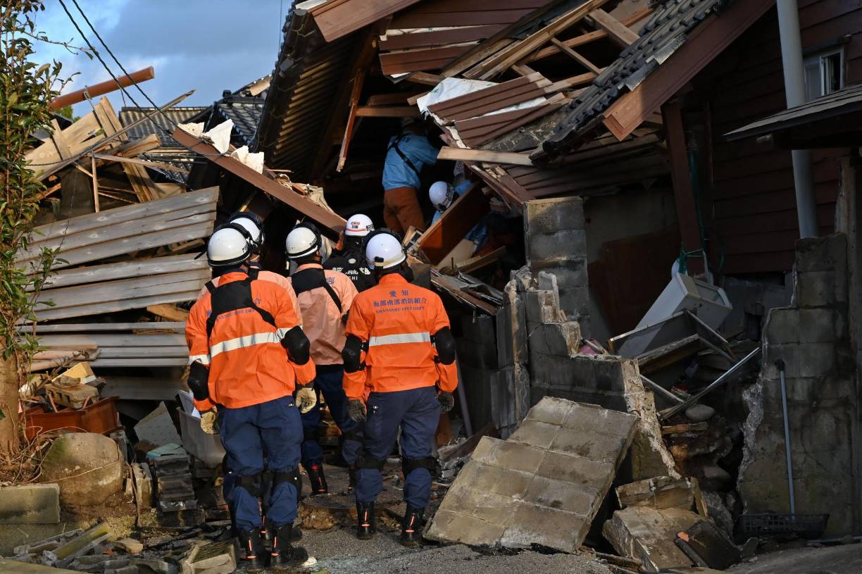 Un equipo de bomberos se metió debajo de un edificio comercial que se derrumbó en Wajima, mostró la televisión. “¡No se rindan, no se rindan!”, gritaban mientras avanzaban entre pilas de postes de madera con ayuda de una sierra eléctrica.