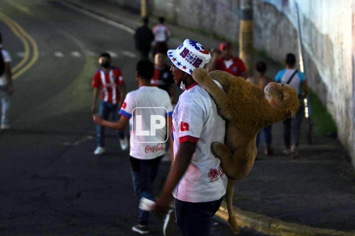 Temprano empezaron a llegar los aficionados del Olimpia al estadio Nacional Chelato Uclés.