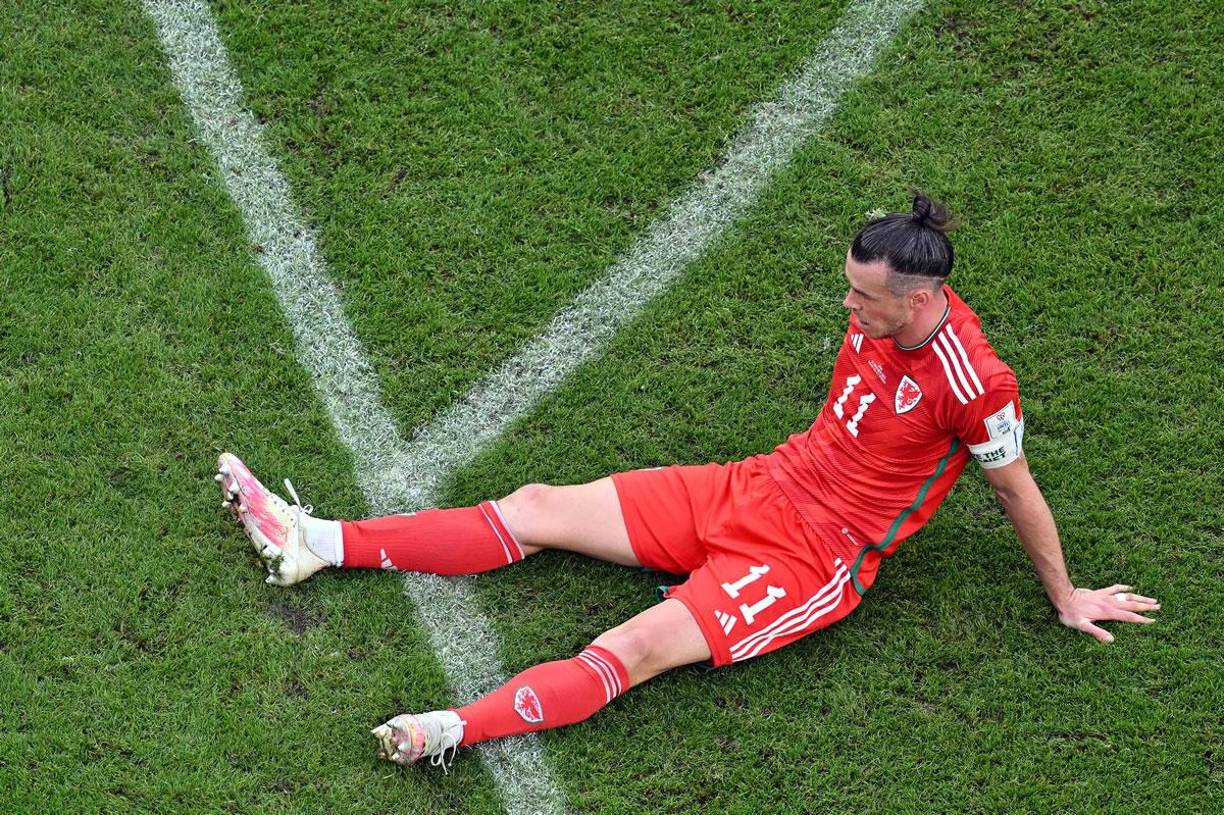 Gareth Bale luego quedó tendido en el suelo por la dura derrota que sufrió Gales.