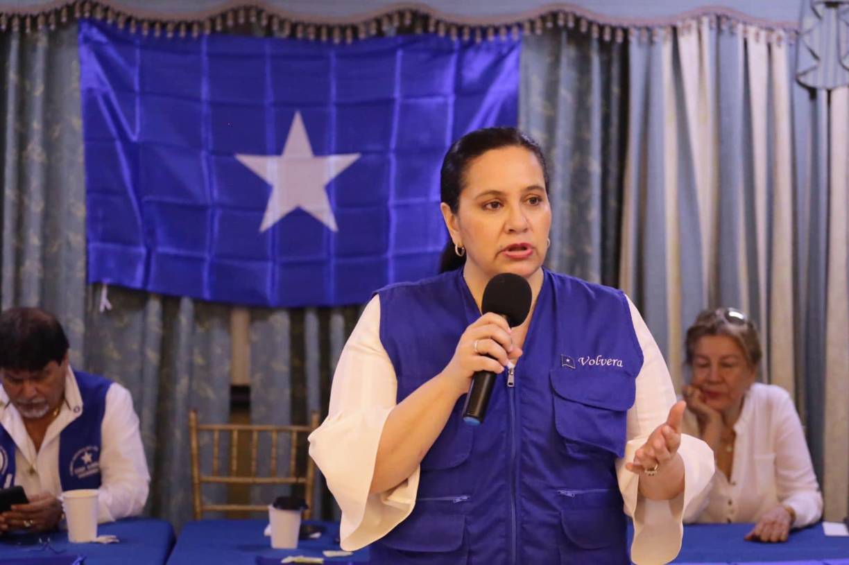 Es así que la exprimera dama junto a sus hijas recorren varios sitios de Honduras en busca del voto que la conviertan en la presidenta de Honduras.