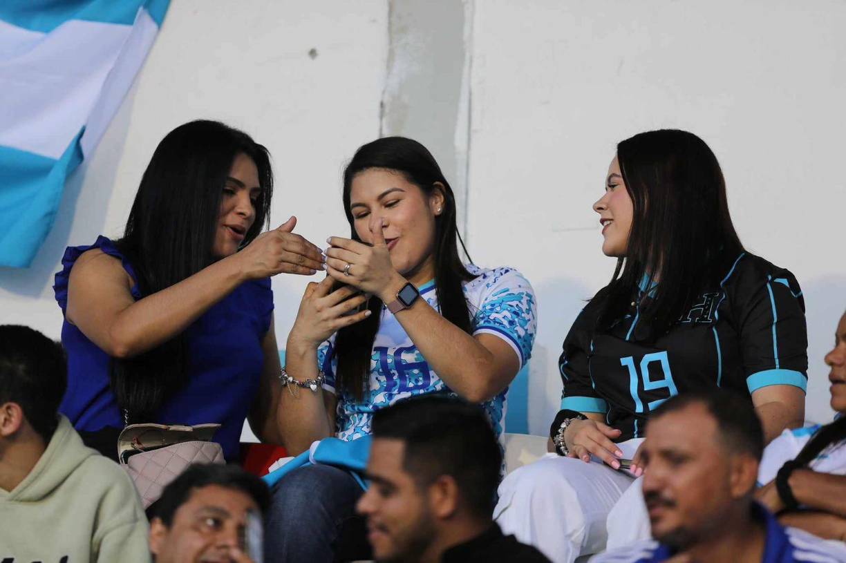 Honduras-Cuba: Bellas chicas en el Nacional, famosa presente y ambiente