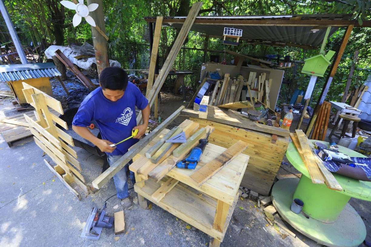Los artículos y muebles de la temporada no pueden faltar entre los ejemplares de madera que ofrecen los artesanos.
