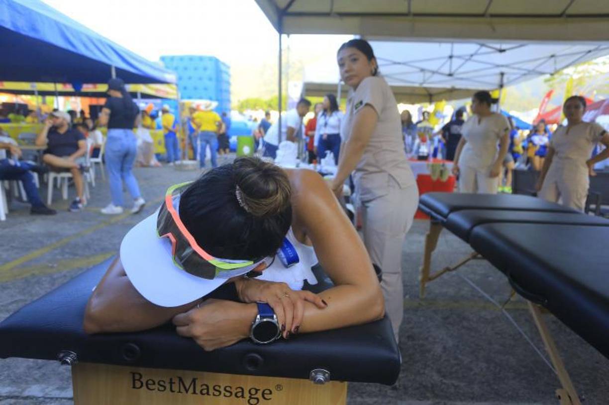 El cansancio fue evidente en los participantes y fueron atendidos por miembros de la Cruz Roja.