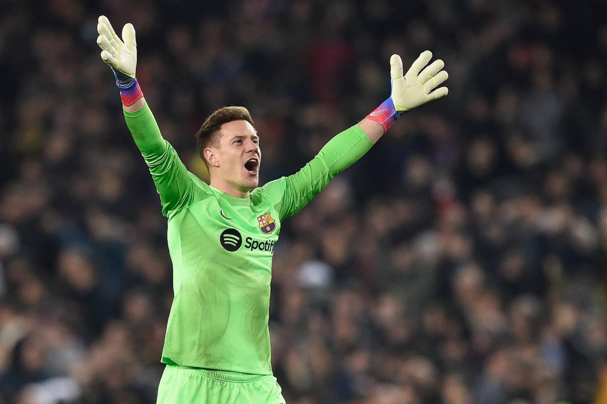 Portero: El indiscutible Ter Stegen, cuidará de la portería del conjunto azulgrana.