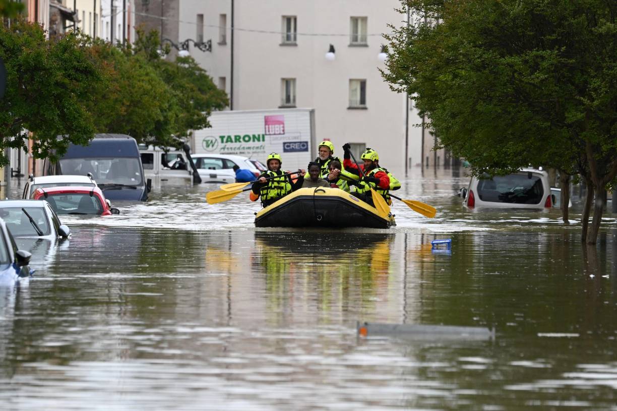 Con “seis meses de lluvia en 36 horas” y “precipitaciones récord” desde hace dos semanas, “ningún territorio puede resistir”, lamentó Stefano Bonaccini, presidente de la región de Emilia-Romaña. “El suelo no absorbe nada”, agregó.