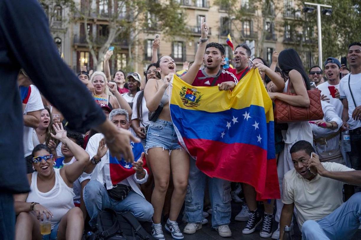  Por su parte, el secretario general del PP de Madrid, Alfonso Serrano, dijo a los periodistas que “hoy en todo el mundo hay un grito unánime a la misma hora y es que queremos una Venezuela libre, queremos que se respete el resultado de las elecciones”.