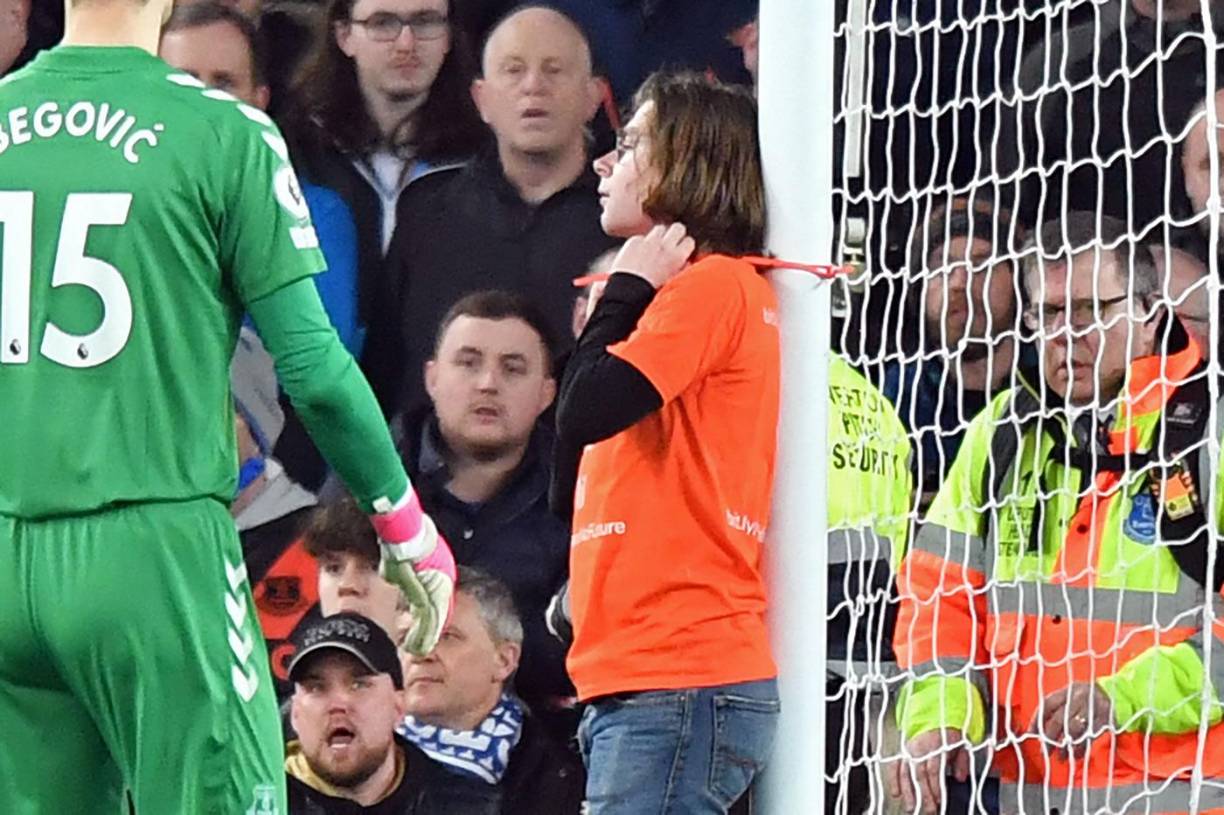 El aficionado detuvo el encuentro tras atarse el cuello al palo ante la mirada de los presentes.