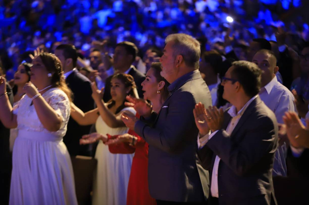 Por el número de parejas, los organizadores pidieron a las parejas que por factor tiempo en el set fotográfico solo se podrán tomar una fotografía, la cual encontrarán en la página de Facebook de crónicas Ebenezer Honduras.
