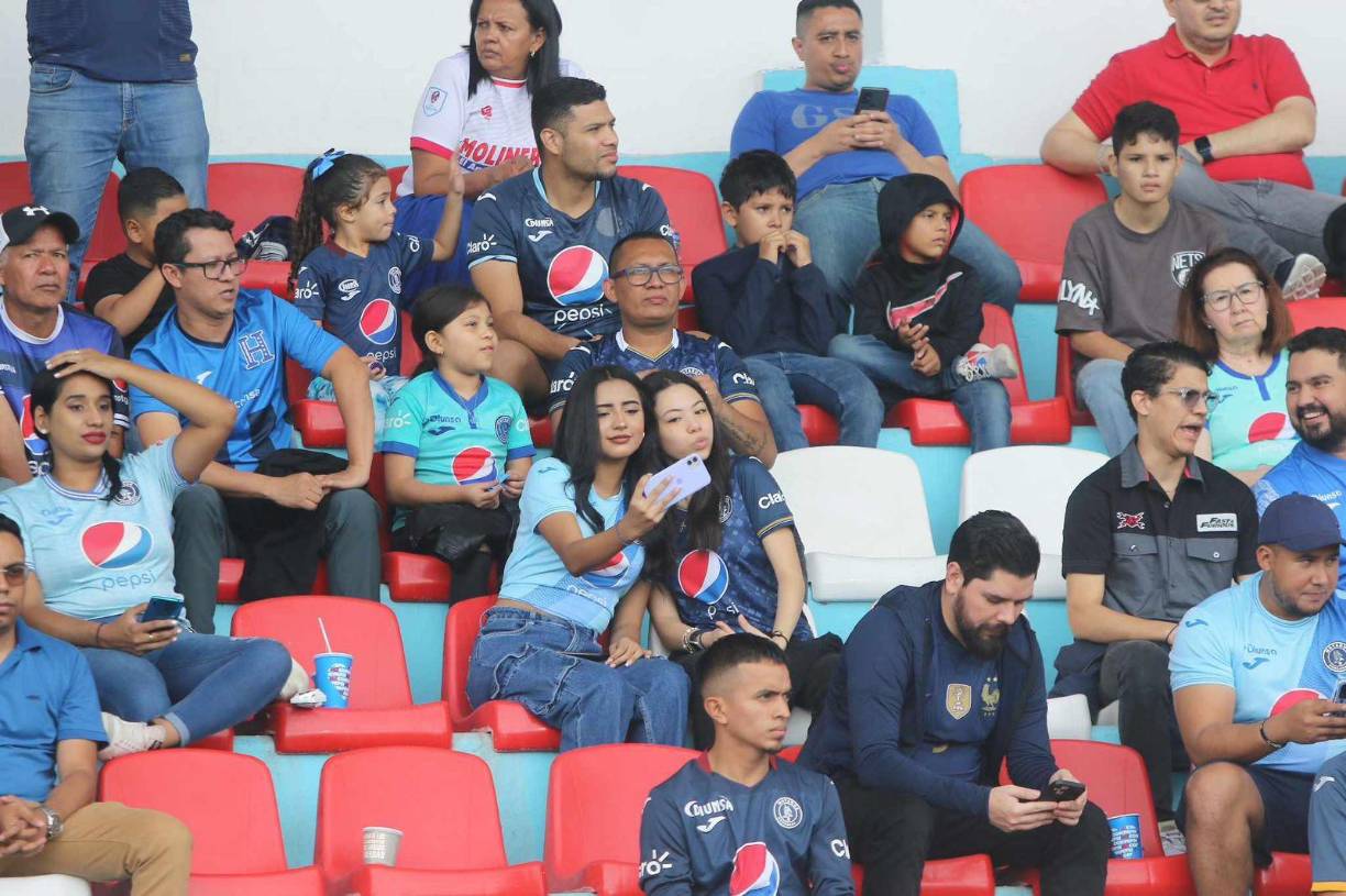 Lágrimas, silbidos, chicas y visita inesperada en debut del Motagua