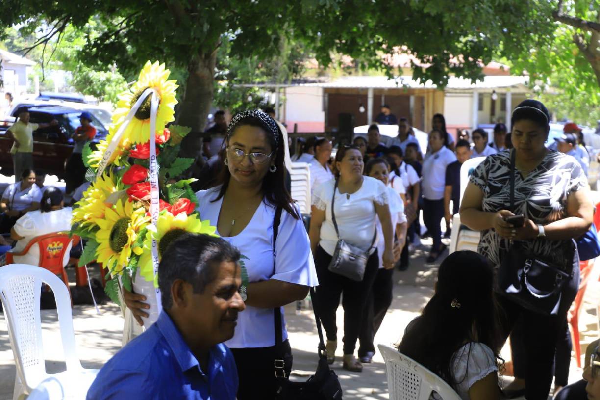 Decenas de personas han llegado hasta la vivienda este lunes para darles el último adiós. 