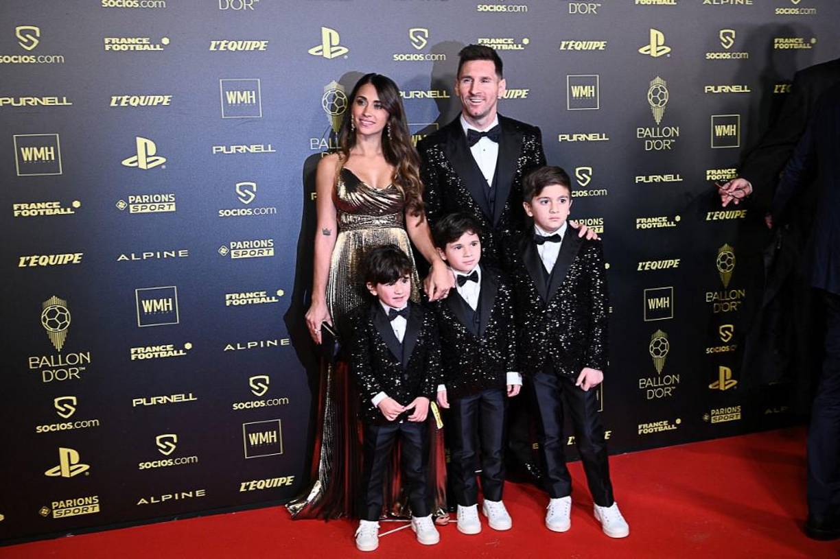 La familia de Messi en el momento que posaban para los medios que estaban presentes en la alfombra roja.