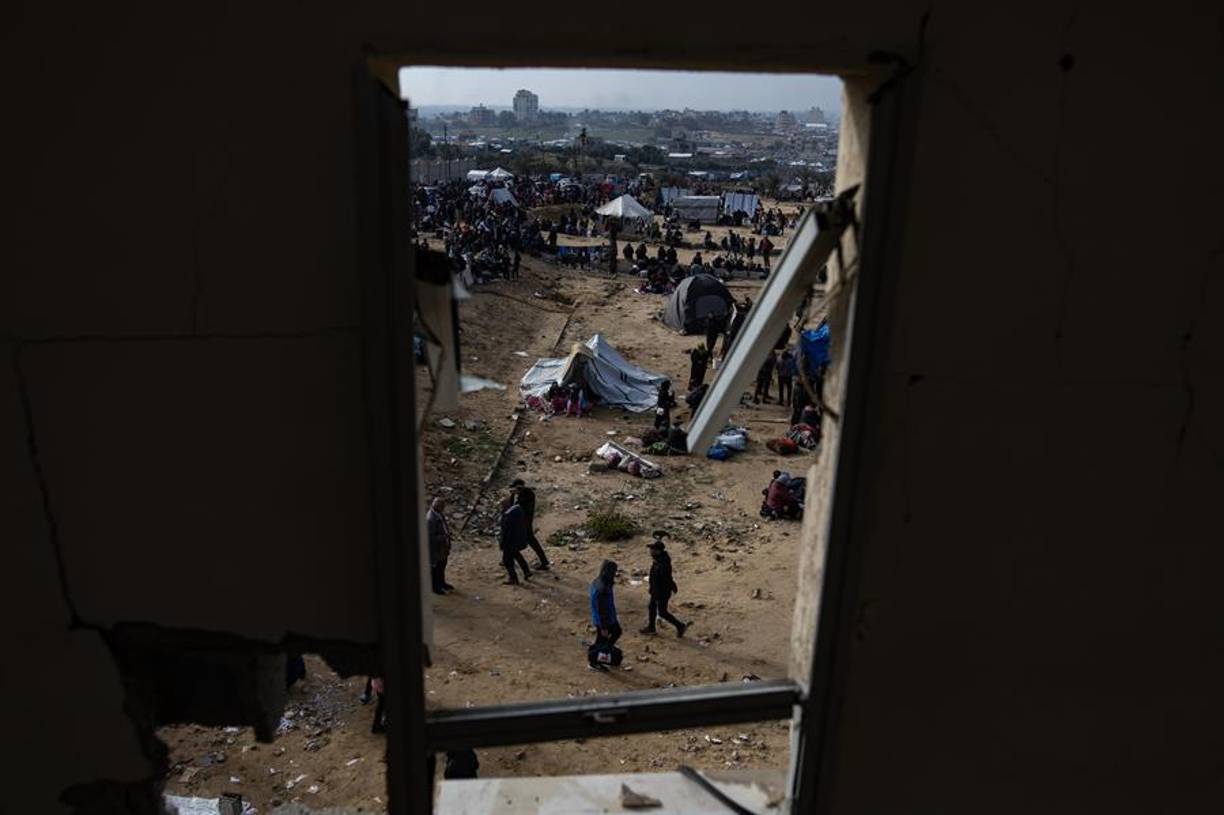 El padre, Faraj Al Jamal, deja de cantar preguntado por EFE. “Siento como si esto fuera mejor que una fiesta, es el mejor día de nuestras vidas porque estamos volviendo a nuestras casas”, dice este hombre, que ha perdido su casa y a sus hermanos, pero ahora quiere celebrar. “Hoy vuelvo a casa y de aquí no nos van a desplazar, de aquí no nos iremos”.