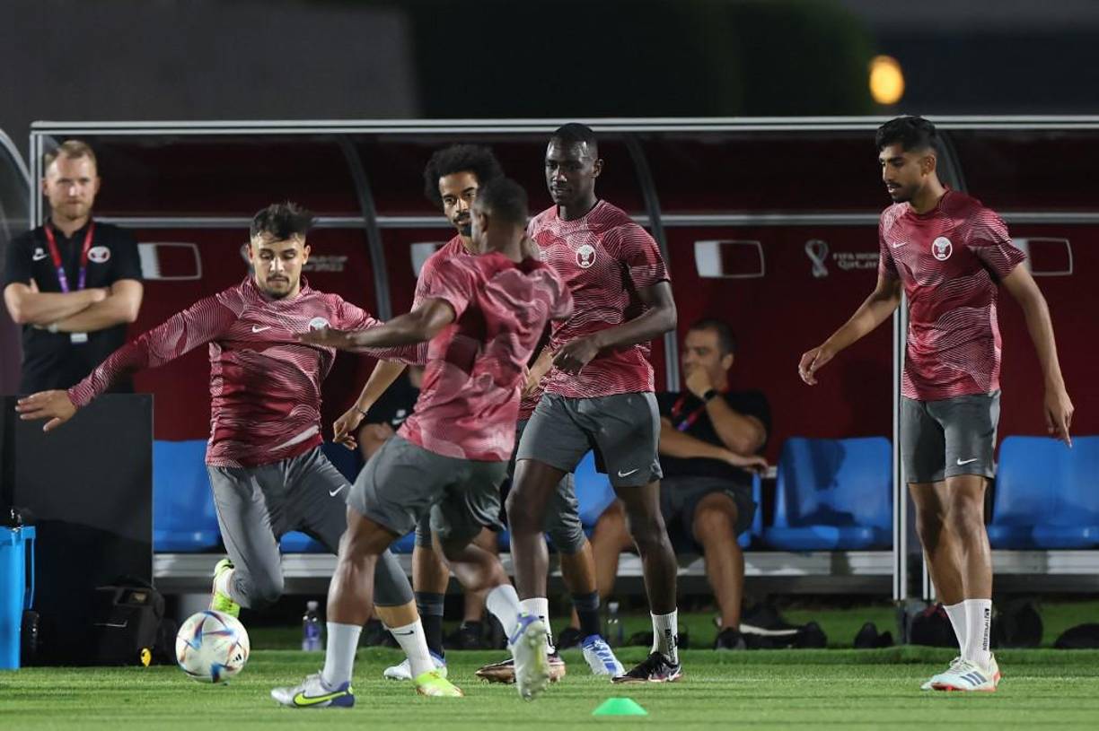 Qatar disputó una serie de amistosos, entre ellos ante Honduras al que venció 1-0. Todos sus partidos fueron a puertas cerradas ya que ha mantenido un hermetismo en los últimos meses.