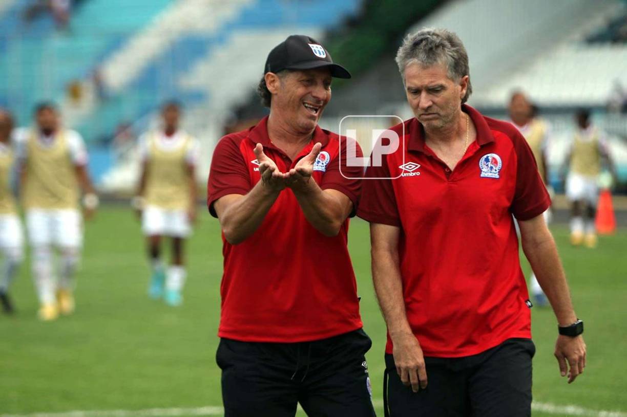 Pedro Troglio tampoco estaba feliz por el juego de su equipo en la primera parte y así se lo hizo saber a su preparador físico Pablo Martín.
