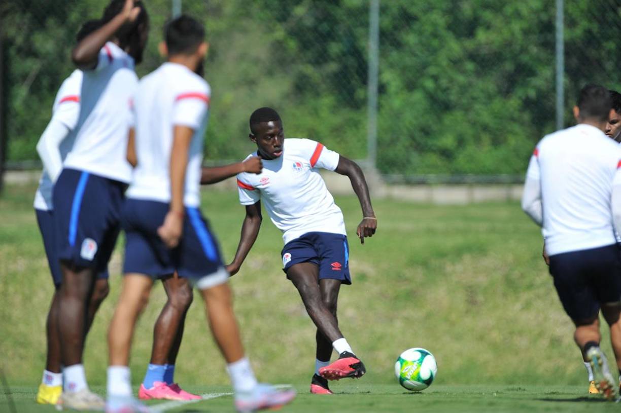 Los jóvenes del Olimpia entrenan a tope para poder tener una oportunidad con Pedro Troglio.