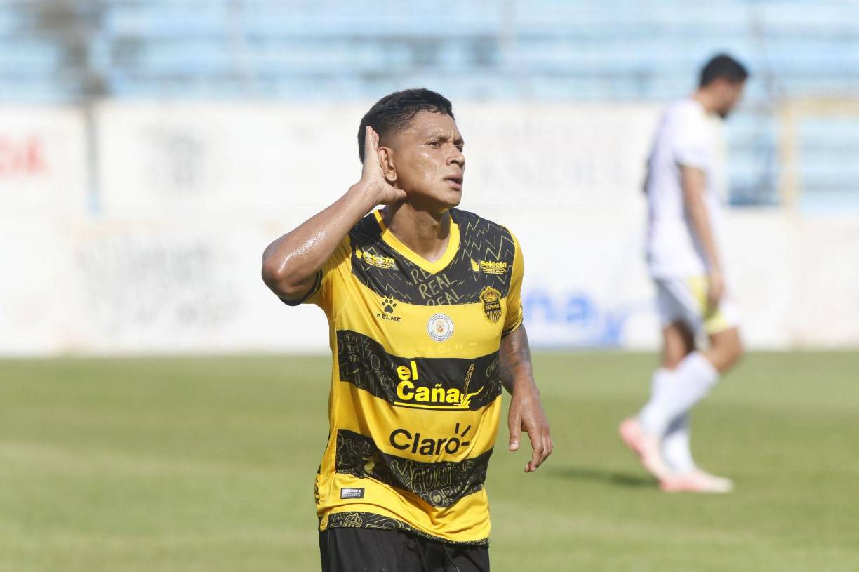 <b>Brayan Moya </b>aprovechó un error y con la ayuda de Small, quien se llevó dos marcas, el delantero soltó un disparo colocado, siendo imposible para Argueta que estaba salido.